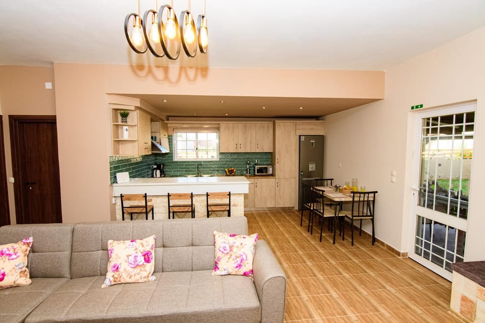 Kitchen or kitchenette, Living room, Seating area, Dining area, minibar, oven, pet friendly, stove