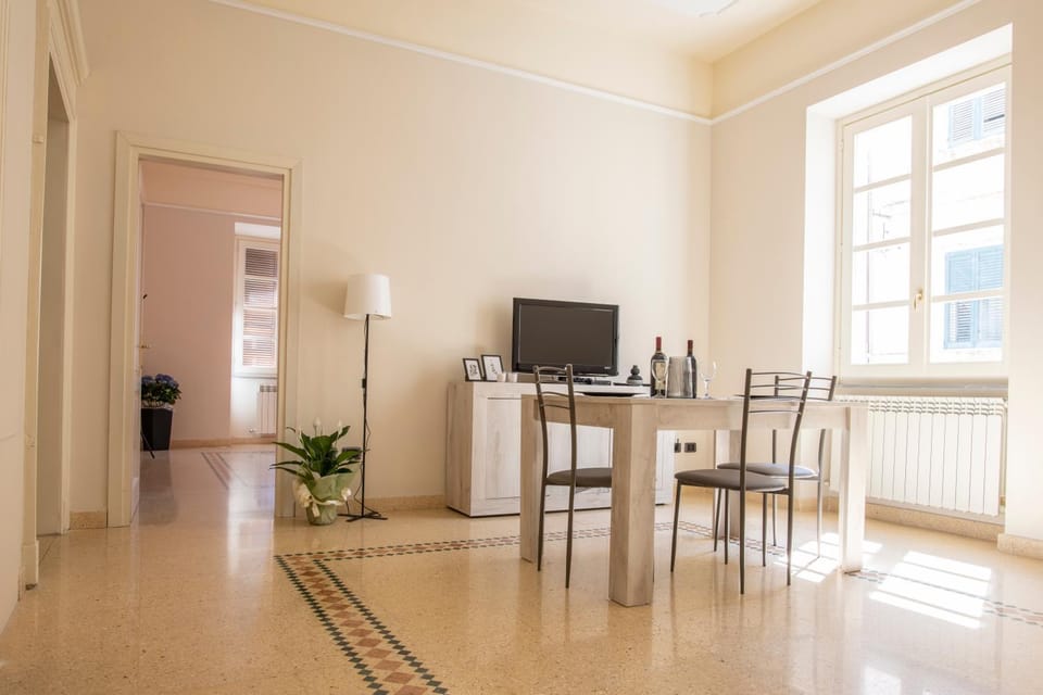 TV and multimedia, Living room, Dining area