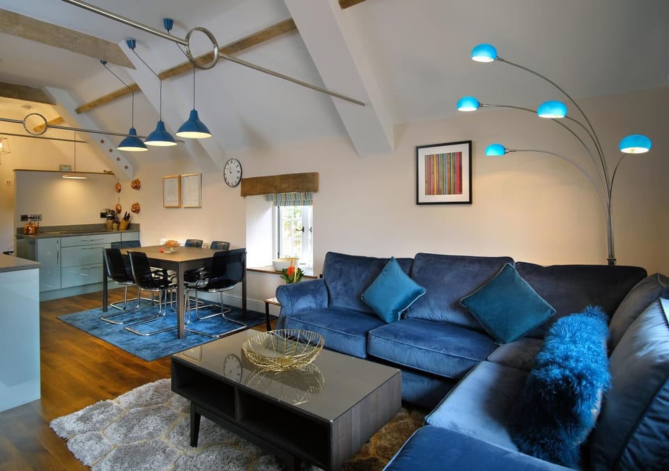 TV and multimedia, Seating area, Dining area