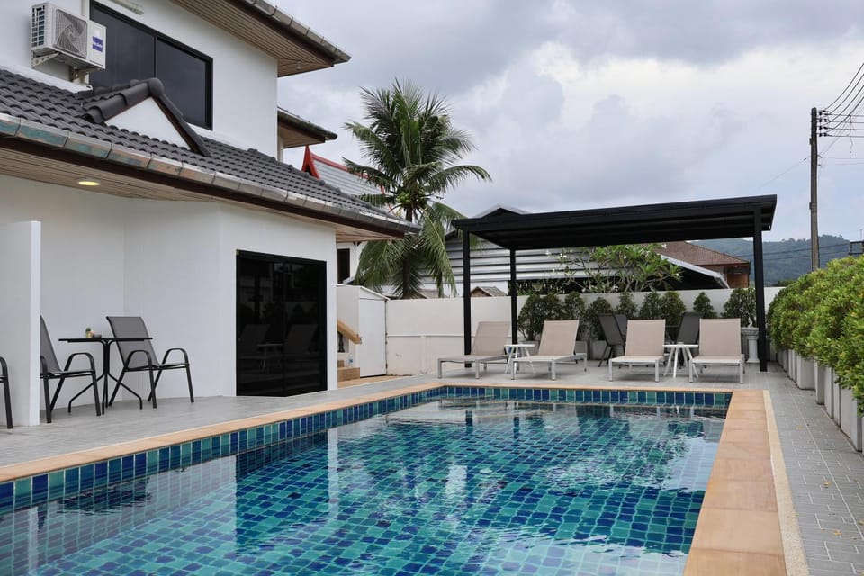Property building, Patio, Day, Pool view, Swimming pool, sunbed