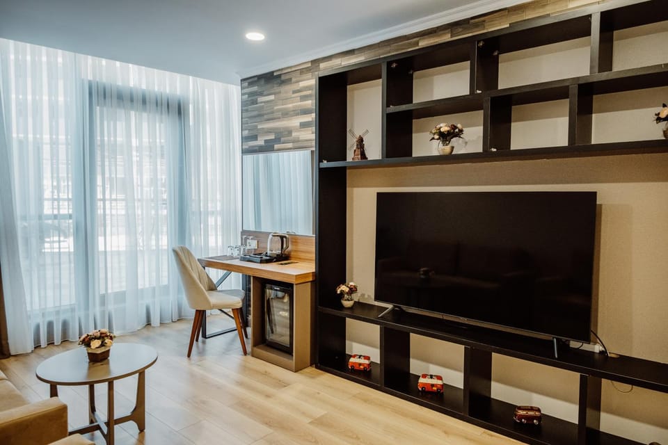 Communal lounge/ TV room, TV and multimedia, Living room, Seating area