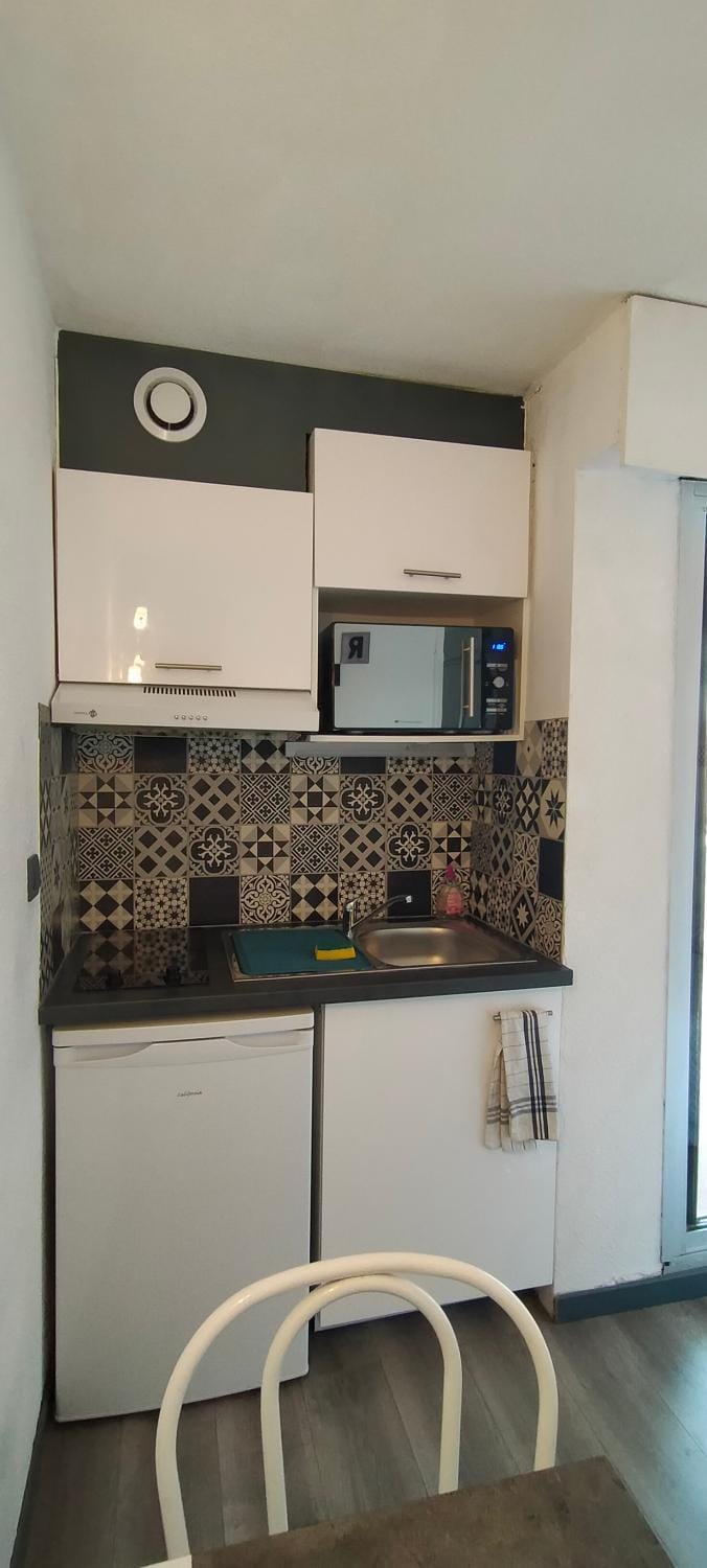 Kitchen or kitchenette