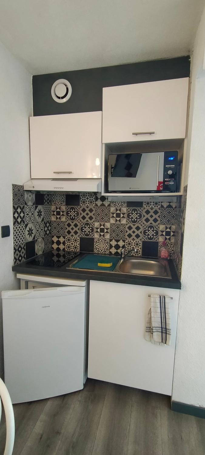 Kitchen or kitchenette