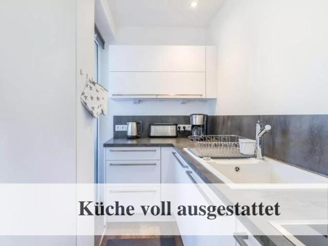 Coffee/tea facilities, Kitchen or kitchenette, stove, toaster