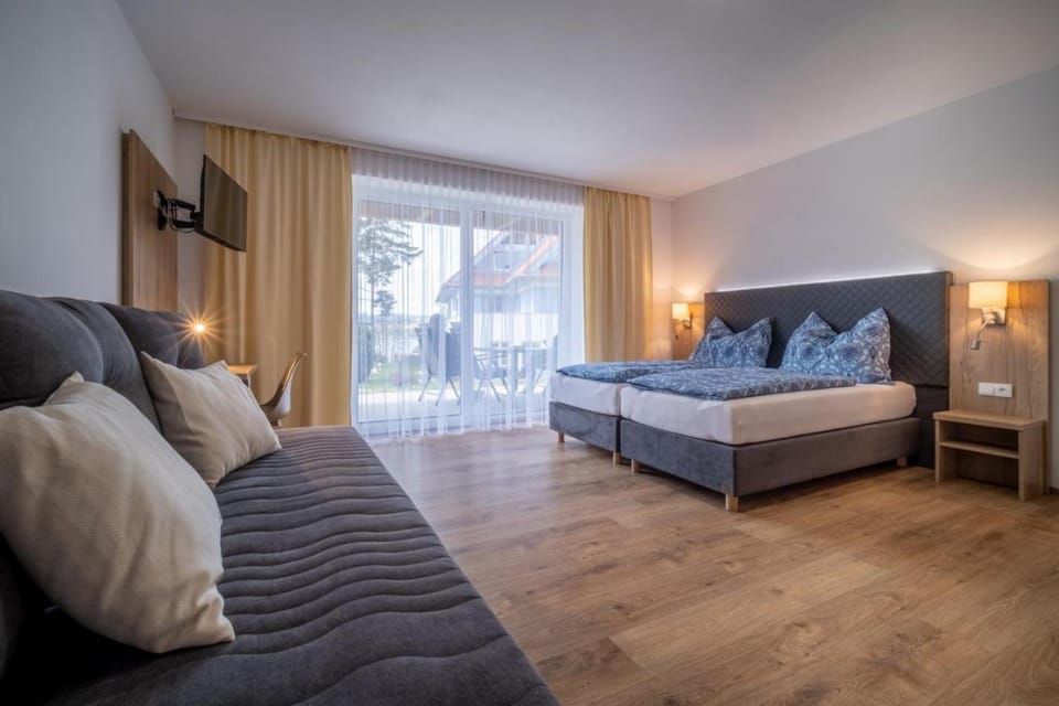 Bed, TV and multimedia, Living room, Photo of the whole room, Seating area, Bedroom