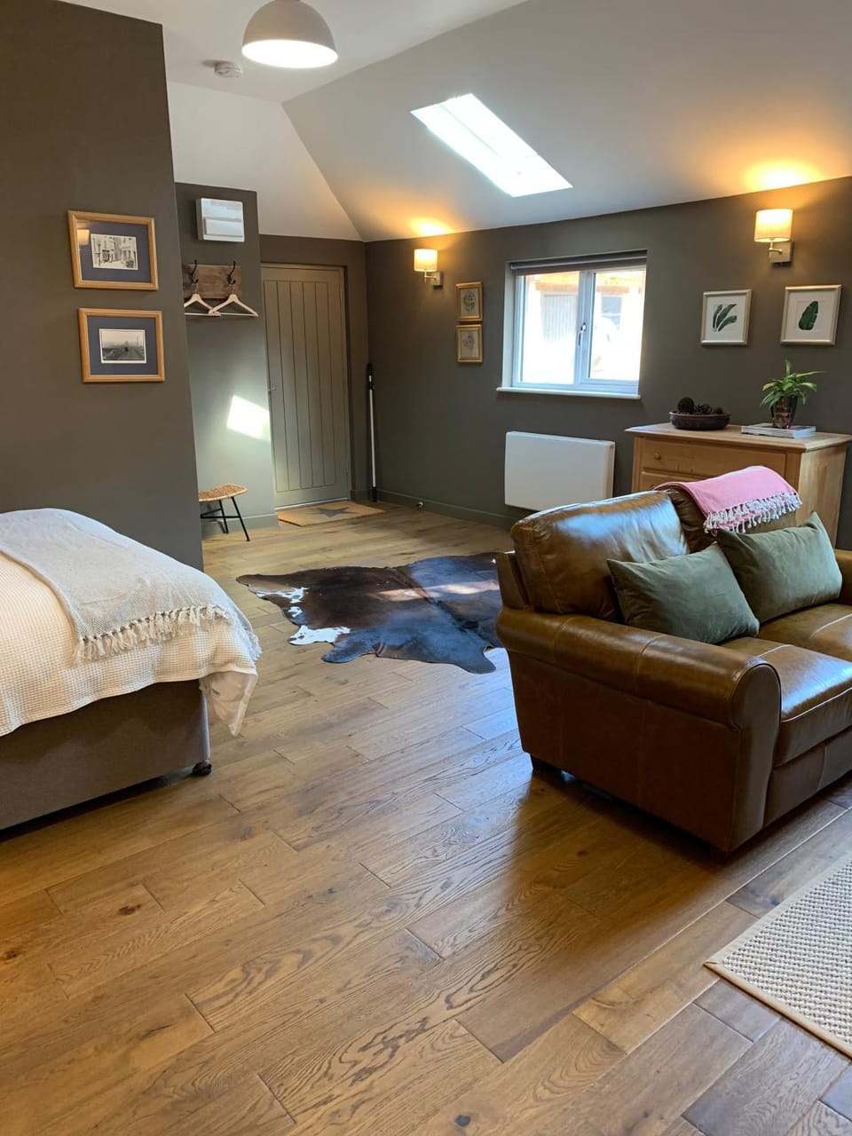 Bed, Living room, Photo of the whole room, Seating area, Bedroom