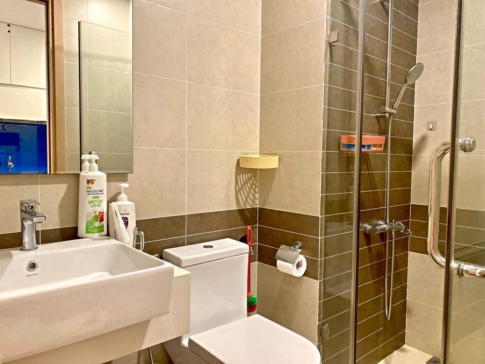 Shower, Toilet