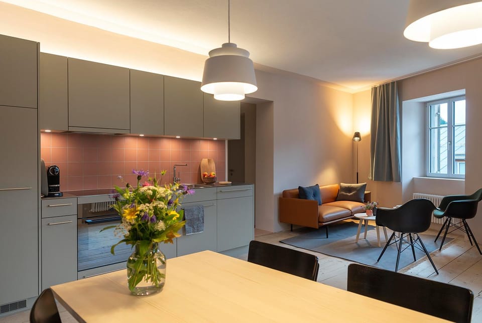 Kitchen or kitchenette, Living room, Seating area, Dining area