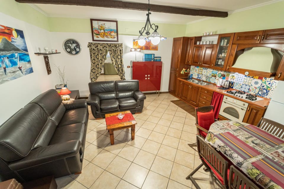 Kitchen or kitchenette, Living room, Seating area, Dining area