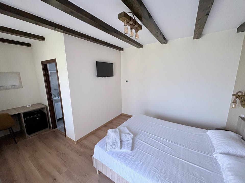 Bed, TV and multimedia, Photo of the whole room, Bedroom