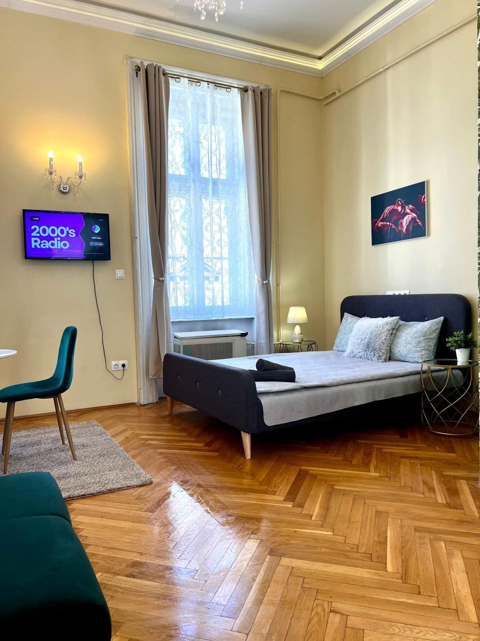 Bed, TV and multimedia, Living room, Photo of the whole room, Seating area, Bedroom