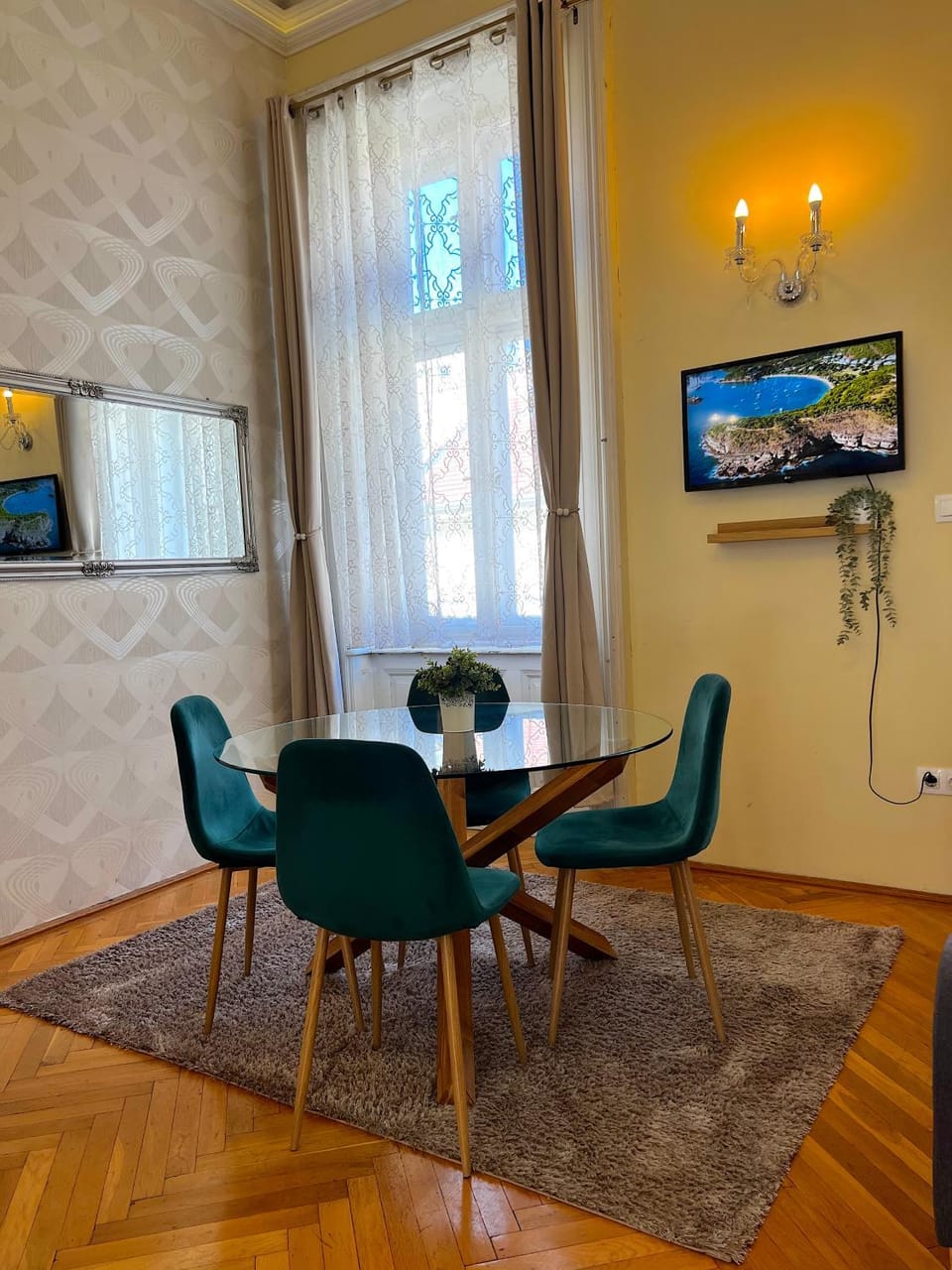 TV and multimedia, Living room, Seating area, Dining area