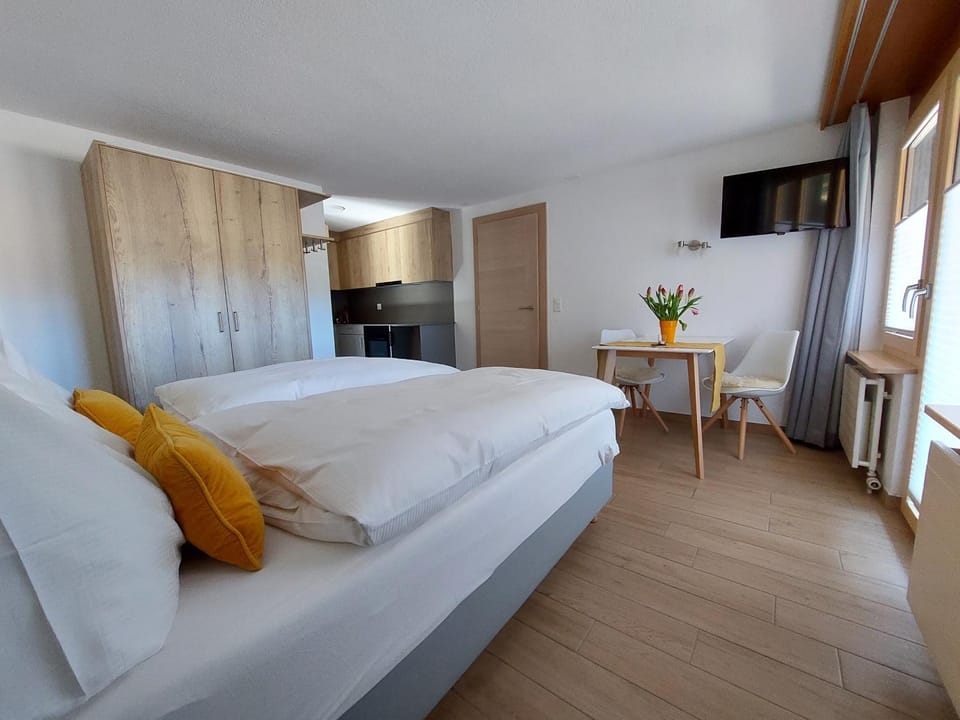 Kitchen or kitchenette, Seating area, Bedroom