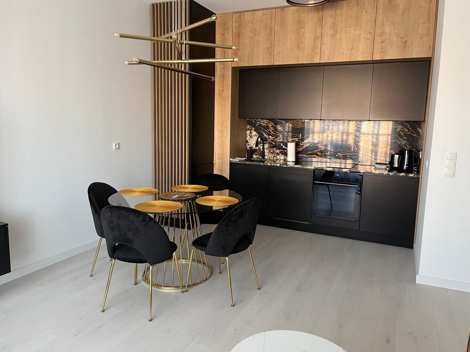 Coffee/tea facilities, Kitchen or kitchenette, Dining area, stove