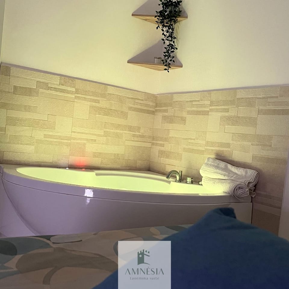 Bed, Hot Tub