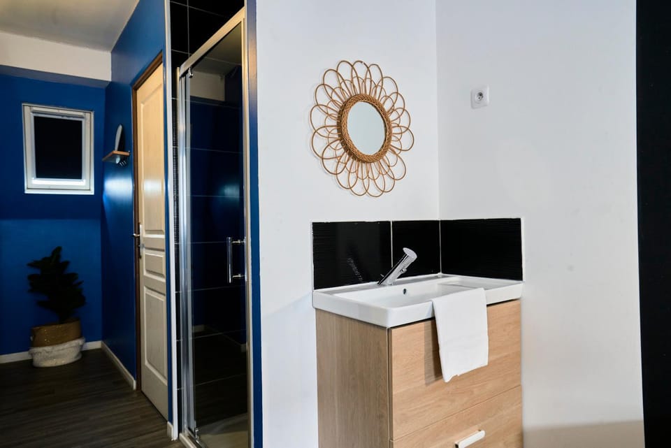 NG Prestige - Lille I Roubaix Centre I Grande Rue - Studio - Netflix & Wifi Apartment in Flanders