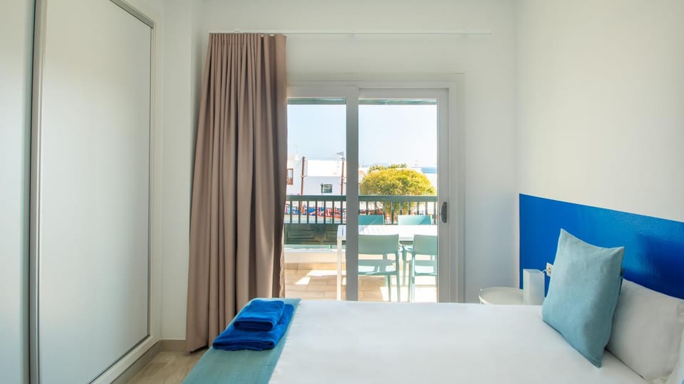 Bed, Balcony/Terrace, Photo of the whole room, Bedroom, Landmark view, heating, internet, safe, towels, air conditioner