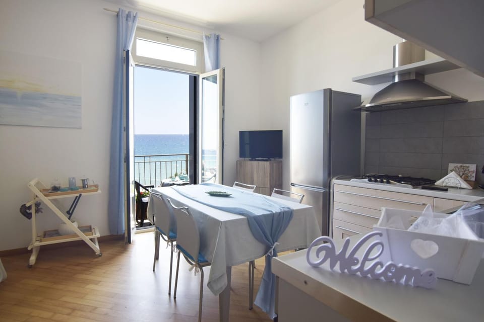 Kitchen or kitchenette, Dining area, Sea view
