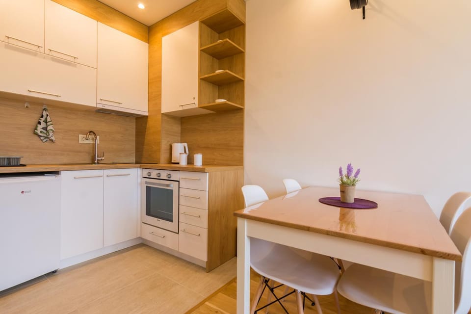 Kitchen or kitchenette, Dining area