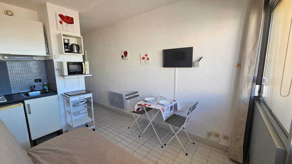 TV and multimedia, Kitchen or kitchenette, Living room, Seating area, Dining area