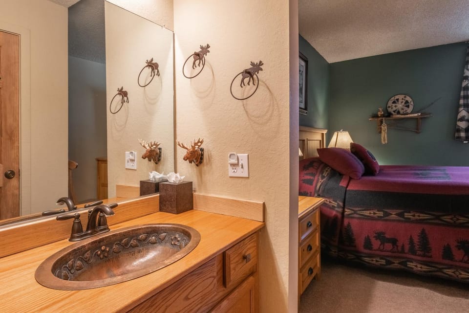 New Listing 2 bedroom and Loft 2 bath Summit E Bldg 12 condo sleeps 8 Steps to Eagle Lodge Chair 15 House in Mammoth Lakes