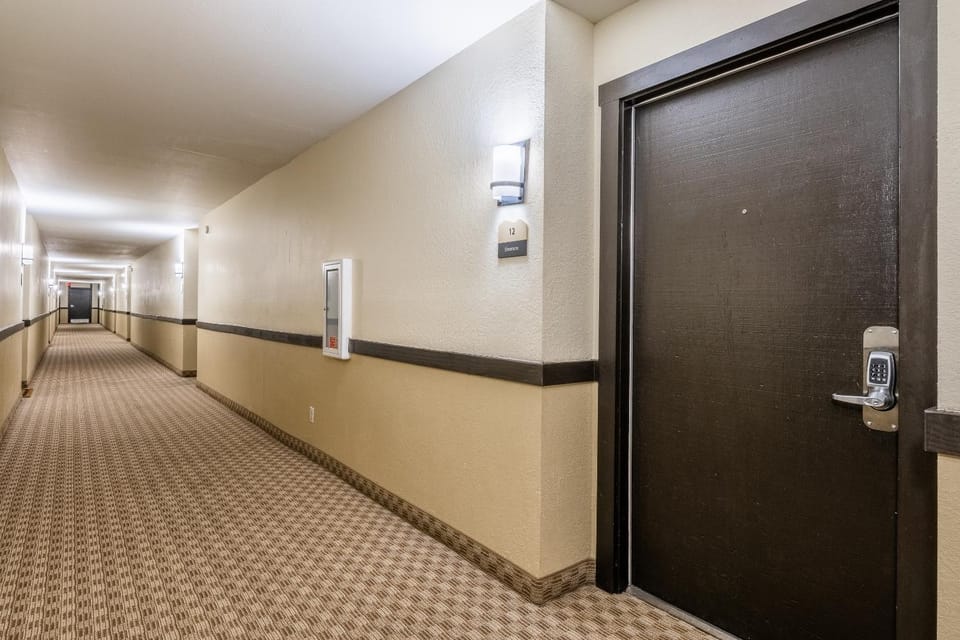 New Listing 2 bedroom and Loft 2 bath Summit E Bldg 12 condo sleeps 8 Steps to Eagle Lodge Chair 15 House in Mammoth Lakes