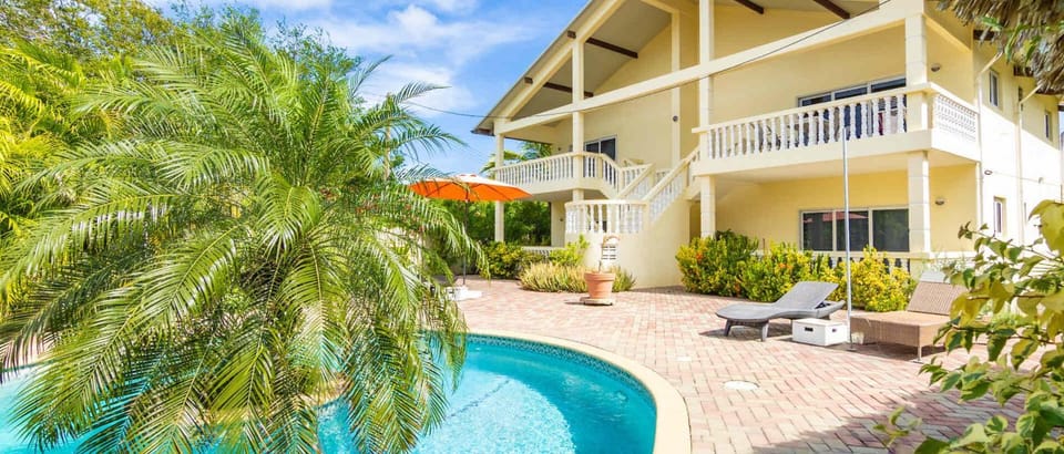 Property building, Patio, Garden, Pool view, Swimming pool, Swimming pool, sunbed