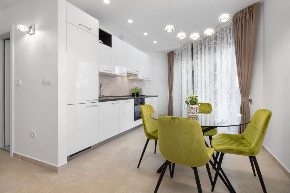 Dining area, kitchen