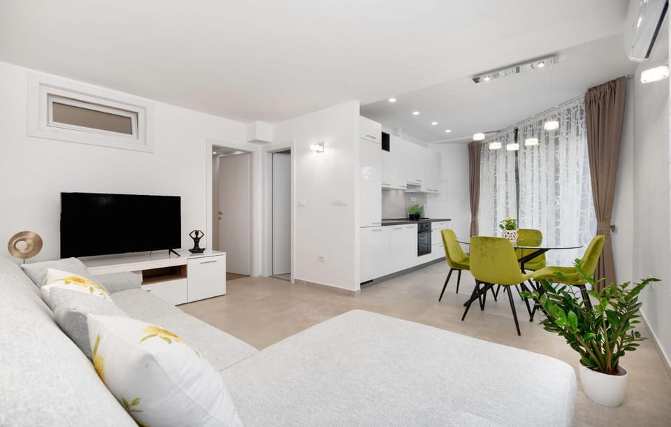 TV and multimedia, Living room, Photo of the whole room, Seating area, Dining area