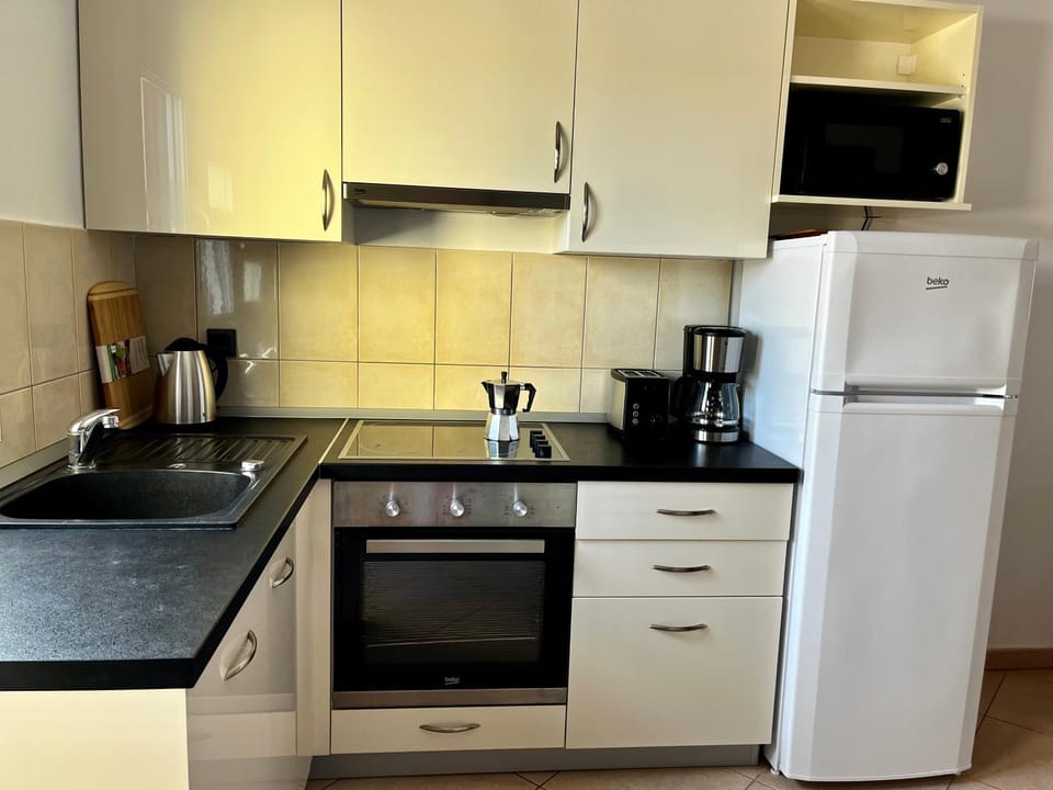 Coffee/tea facilities, Kitchen or kitchenette, dishwasher, stove, toaster