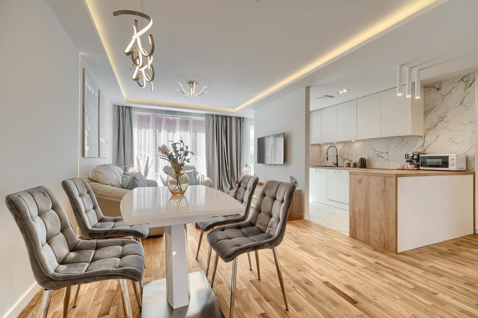 Kitchen or kitchenette, Living room, Seating area, Dining area