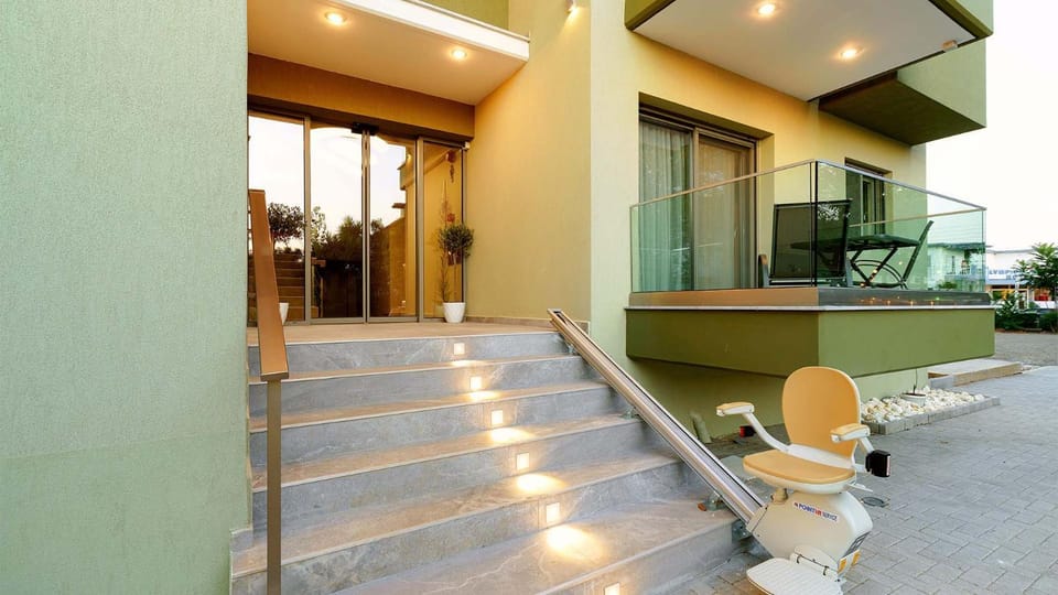 Facade/entrance, Facility for disabled guests, acessibility