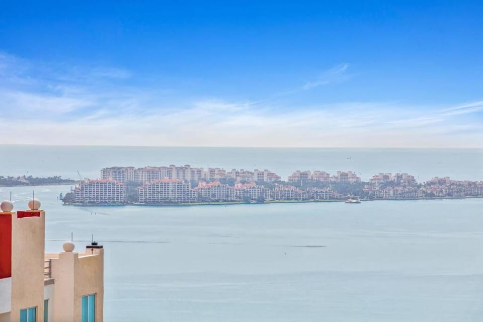 Amazing Penthouse In beautiful Brickell 42 floor!! Free Garage Parking Apartment in Brickell