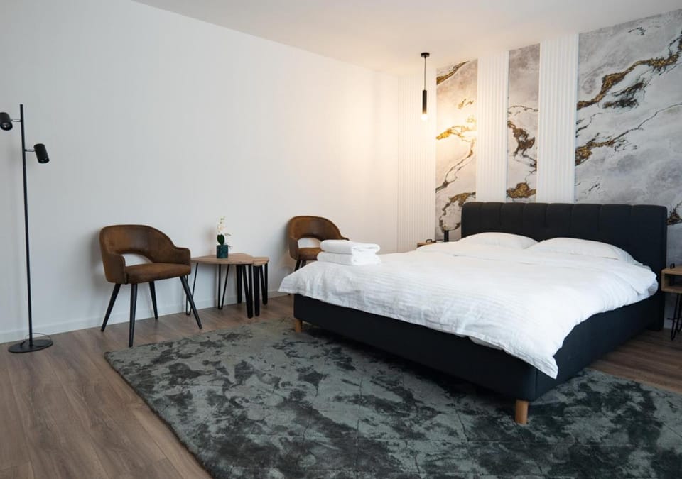 Bed, Seating area, Bedroom