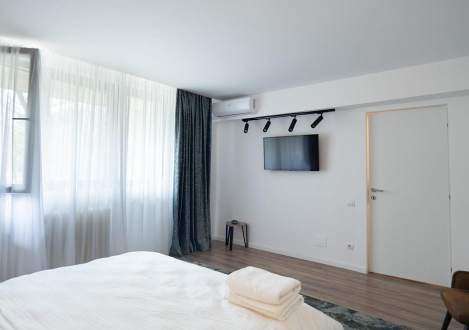 Bed, TV and multimedia, Photo of the whole room, Bedroom