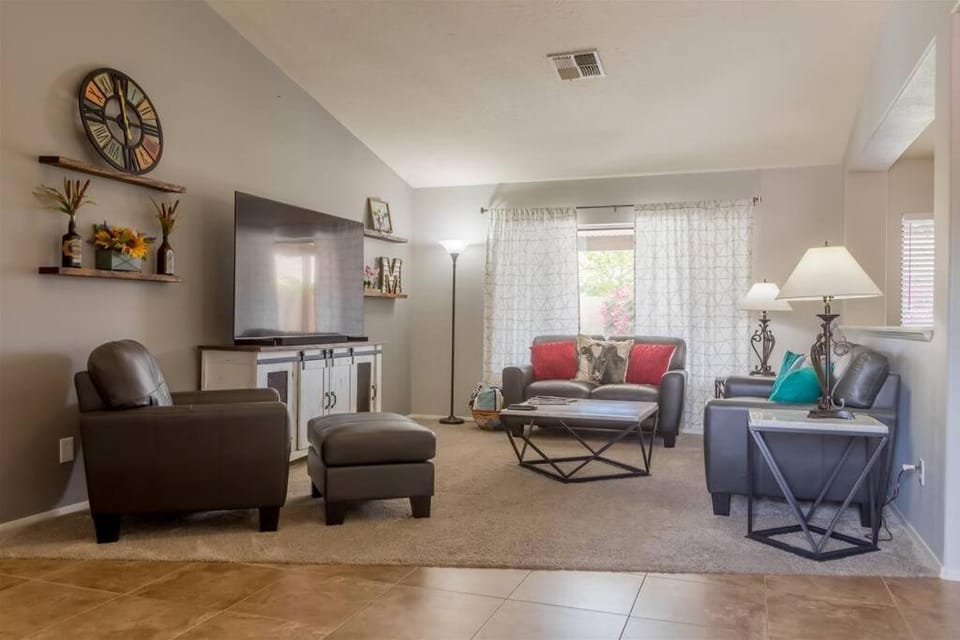 Cozy home with pool, fire table, BBQ, RV parking House in Mesa