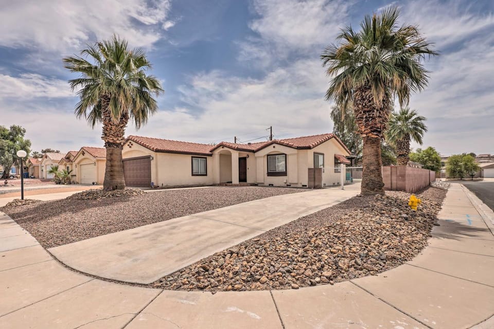 5 Mi to the River! Bullhead City Home w/ Pool House in Bullhead City