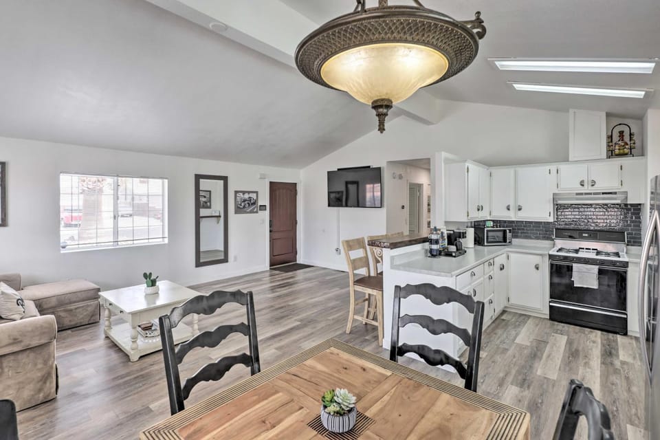 5 Mi to the River! Bullhead City Home w/ Pool House in Bullhead City