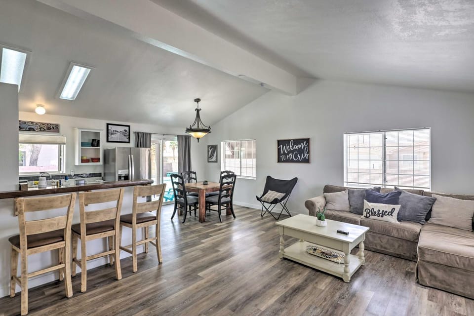 5 Mi to the River! Bullhead City Home w/ Pool House in Bullhead City