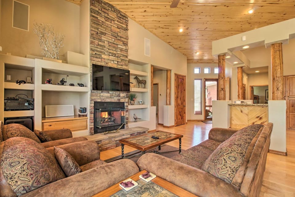 Golf Course & Lake Views: Luxe Show Low Cabin Cabin in Show Low