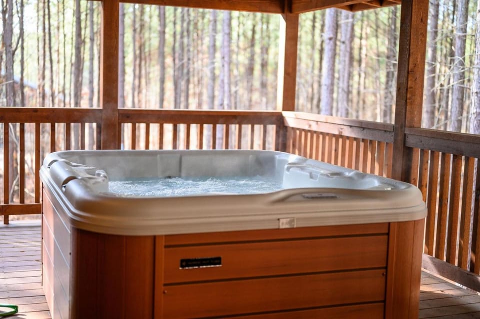 Large Luxury 2BR Cabin w Hot Tub Double Trouble was designed for fun comfort and memories minutes from buzzling Hochatown and beautiful Beaver Bend State Park Cabin in Broken Bow