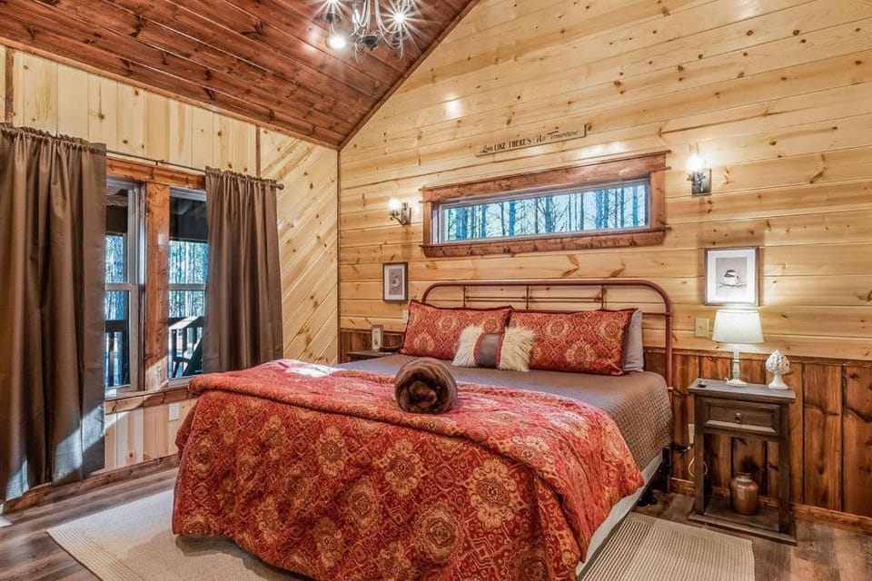 Large Luxury 2BR Cabin w Hot Tub Double Trouble was designed for fun comfort and memories minutes from buzzling Hochatown and beautiful Beaver Bend State Park Cabin in Broken Bow