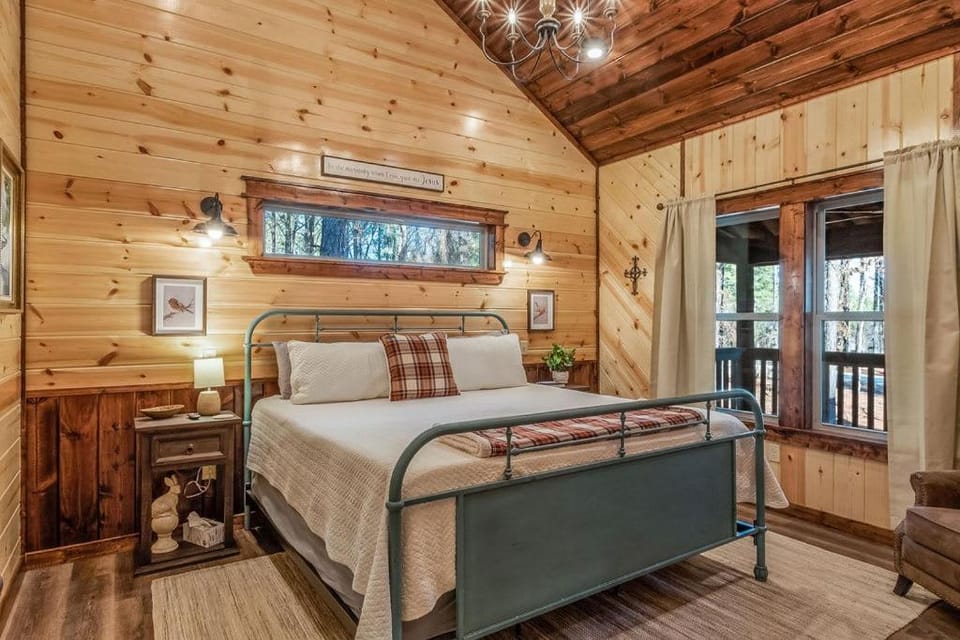 Large Luxury 2BR Cabin w Hot Tub Double Trouble was designed for fun comfort and memories minutes from buzzling Hochatown and beautiful Beaver Bend State Park Cabin in Broken Bow