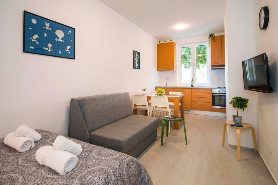 Bed, TV and multimedia, Kitchen or kitchenette, Living room, Dining area, Bedroom, towels
