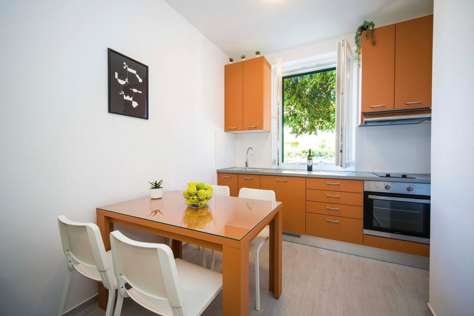 Kitchen or kitchenette, Dining area