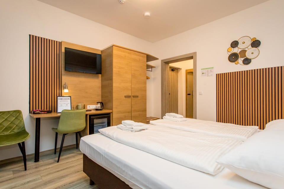 Bed, TV and multimedia, Photo of the whole room, Bedroom, towels