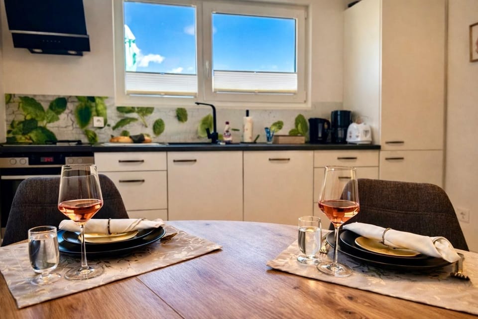 Kitchen or kitchenette, Food and drinks, Dining area