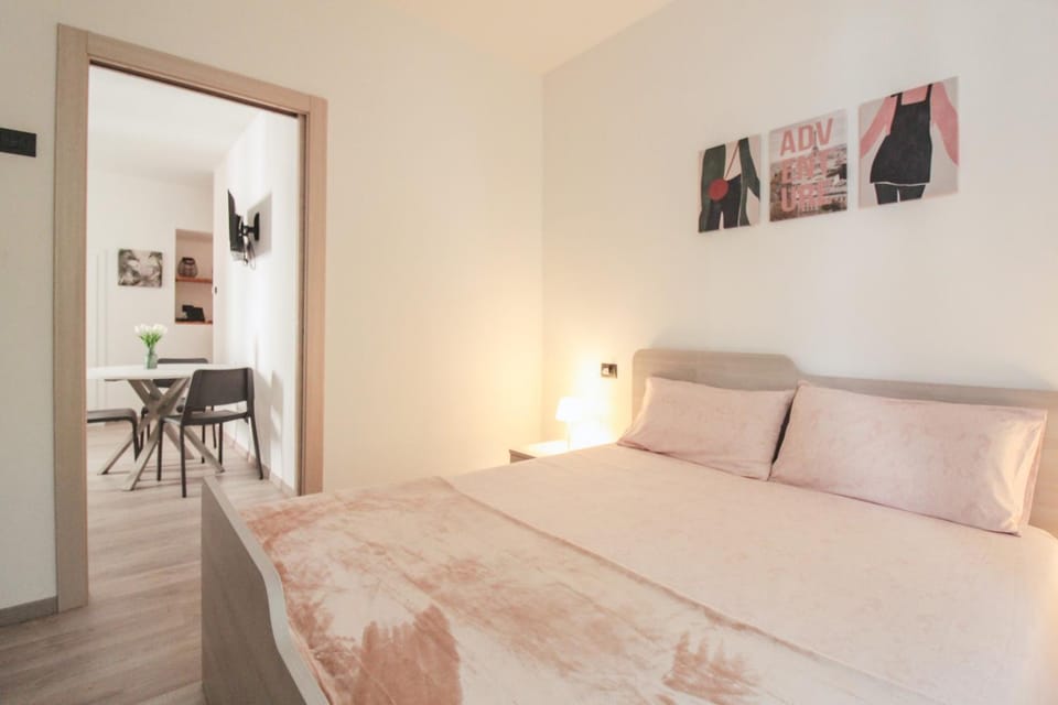 Bed, Living room, Photo of the whole room, Seating area, Bedroom