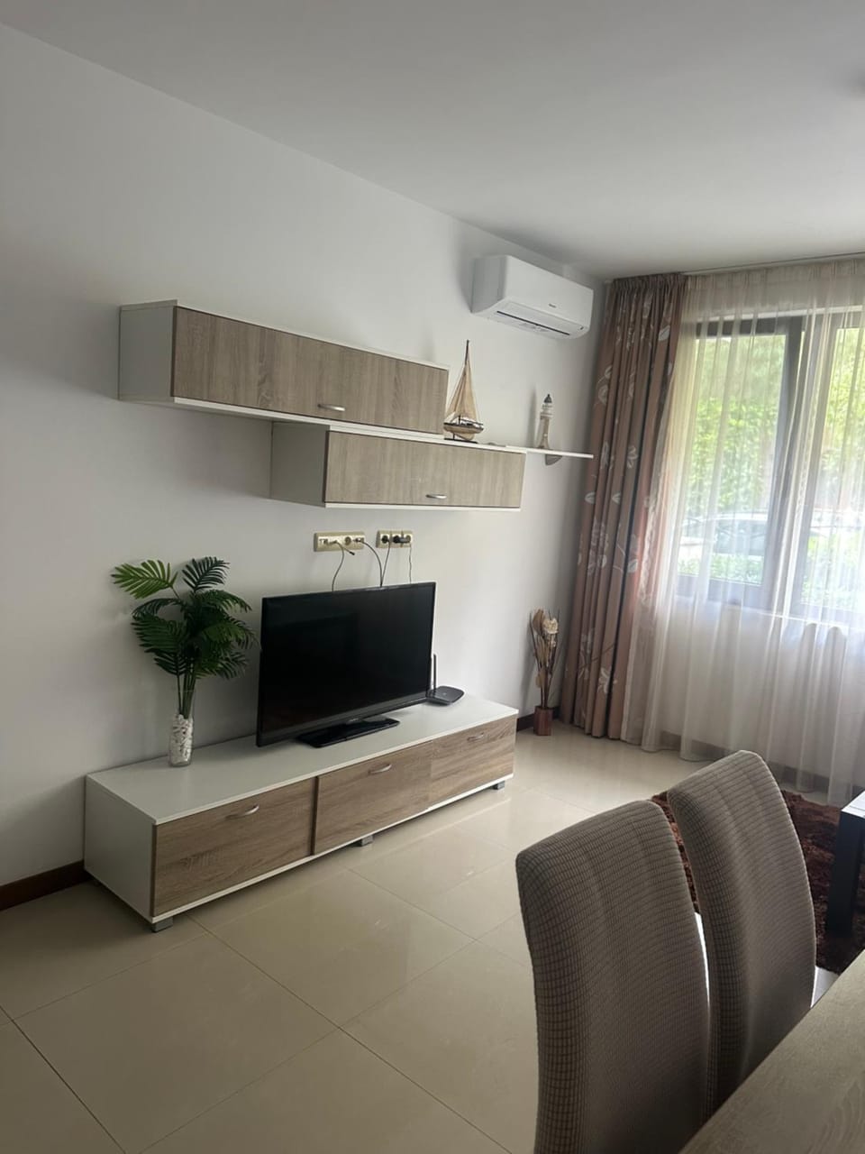 Communal lounge/ TV room, TV and multimedia, Living room, air conditioner