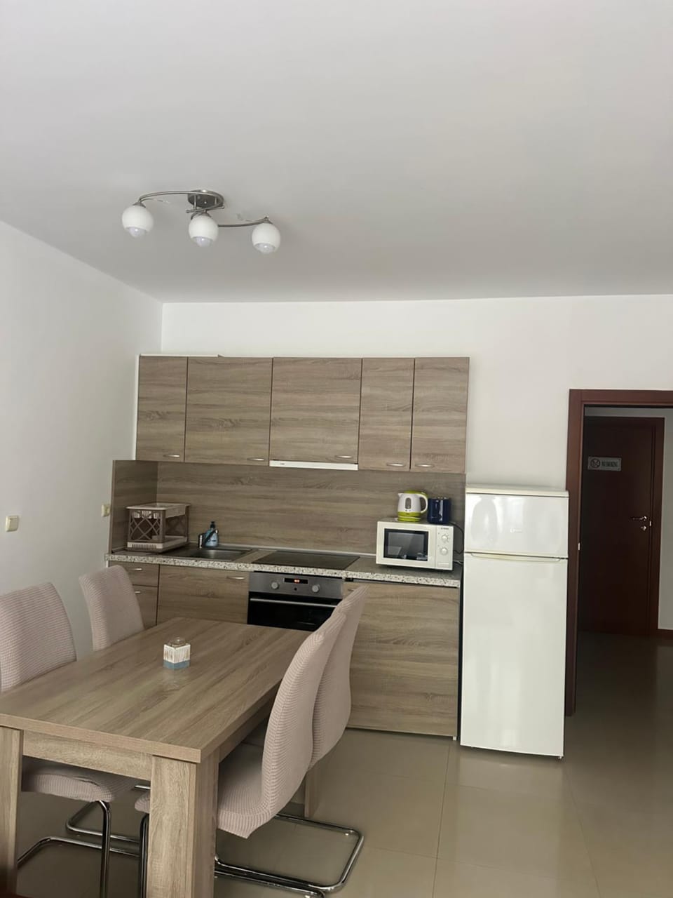Kitchen or kitchenette, minibar, oven, stove